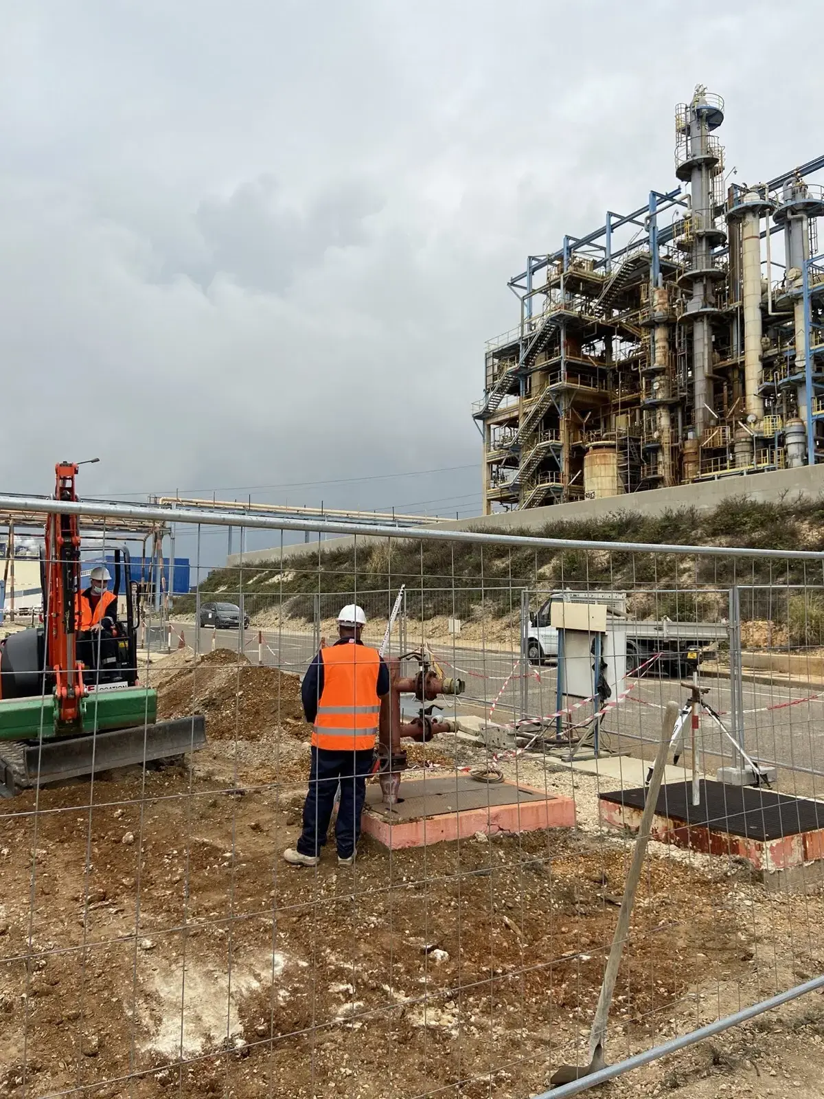 Installation du chantier au pied de l'unité industrielle