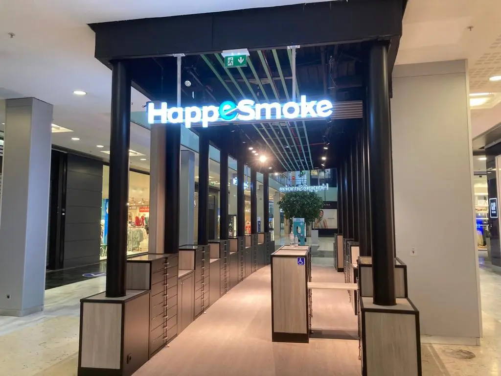 Vue frontale de la vitrine du kiosque Happesmoke à Westfield Vélizy 2