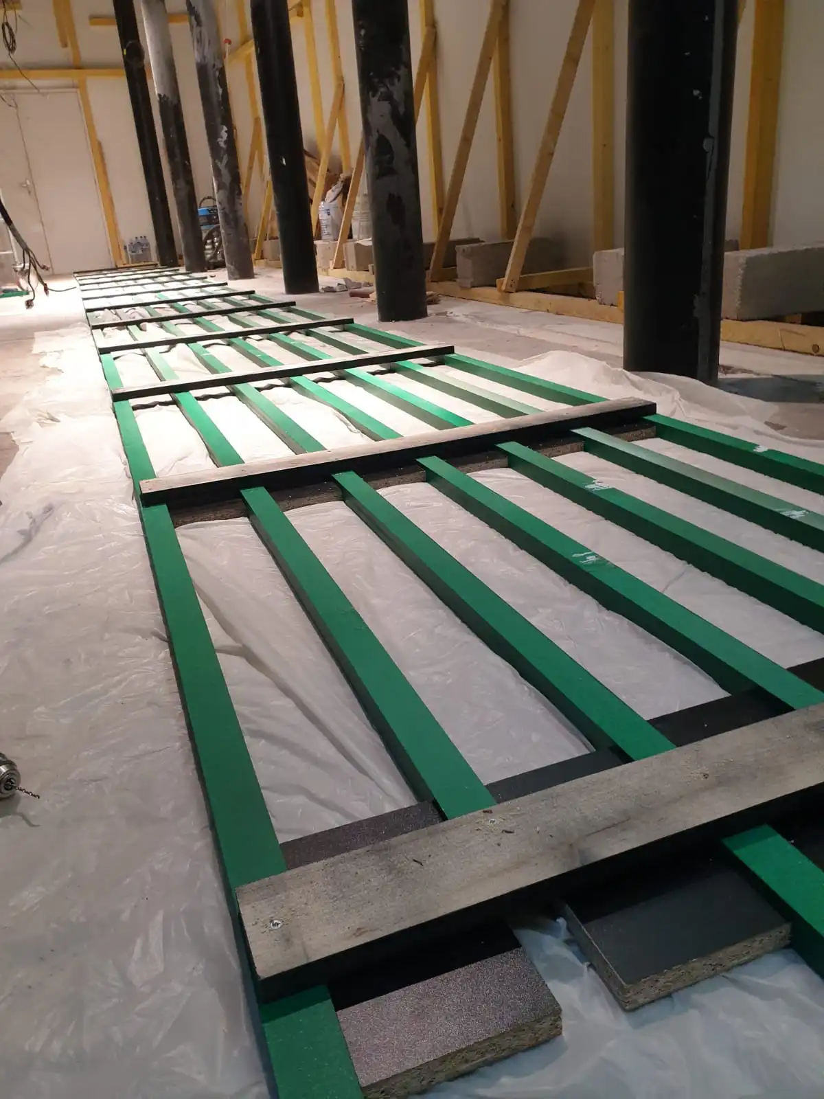 Pose du parquet dans la cellule commerciale